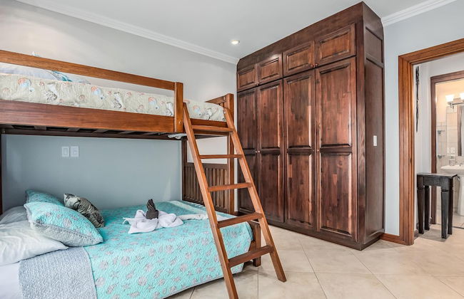 Elegant Oceanview Condo with Spacious Open-Concept Floor Plan and Inviting Beach Design - Foto 11