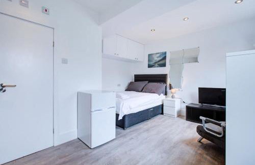 Comfy and Convenient Studio Suite Lewisham with Free street parking, WIFI and quick access to central London Sleep 3 - Photo 4