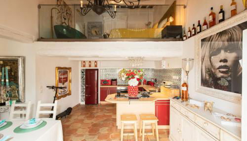 Steps from the Port! Chic 2-Bed in the Heart of Saint-Tropez - Photo 2