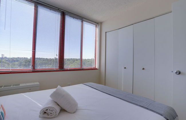 Gorgeous Apt with Rooftop City View - Photo 7