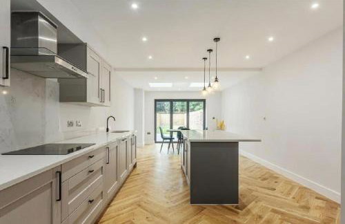 Prime Location 4-Bed Home in Croydon with Parking - Foto 9