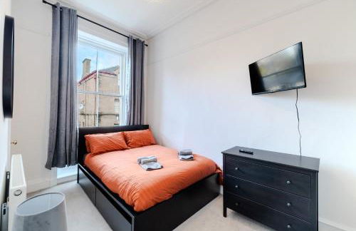 The Central 3BR First-Floor Apartment - Photo 8