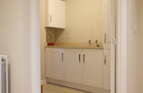 Luxury 6-Bedroom House 5 minutes from Bicester Village Shopping Outlet - Perfect for Business and Family Stays! Private Parking for 4 Cars! - Photo 46