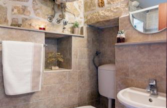 Old Small Stone House - Photo 14