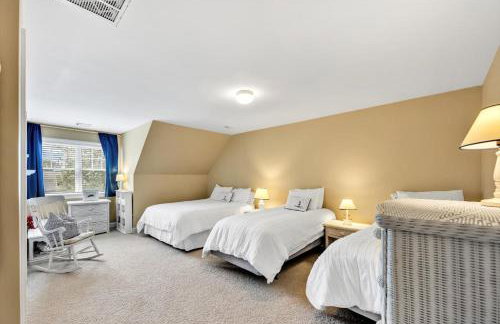 Stay 1 Block from Ocean at 7-Bed Retreat with Yard, Deck and Game Room, Host Up to 22 Across 16 Beds, Gas Fireplace, Gas Grill, Ample Parking, Walk to Menauhant Beach, Perfect for Family Getaway, 24 Hr Hospitality - Foto 60