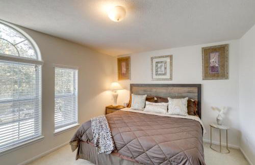 Lake-View Home with Pool Access in Legends Ranch! - Foto 21