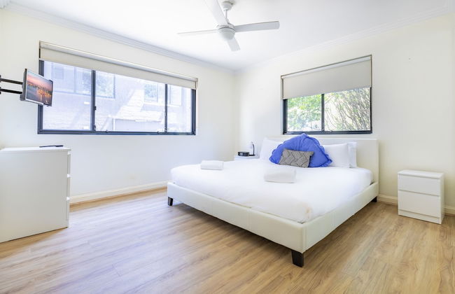 Perfectly Located Apt Rooftop Pool & Spa - Photo 2