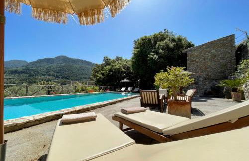 Fabulous Rustic Villa Set On Mountain With Unique Views - Foto 6