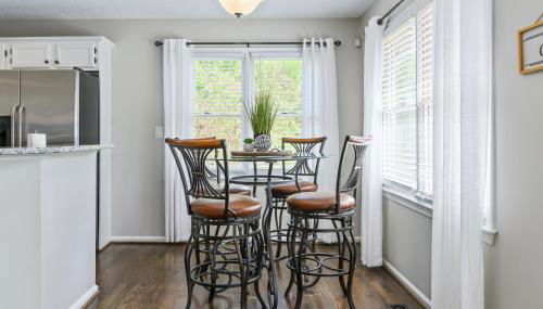 Fully Fenced & Stylish 3BR Near LakePoint Sports - Foto 5