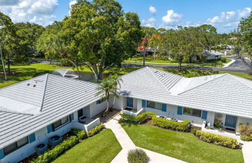 Luxurious Golf Retreat Villa in PGA National! - Photo 27