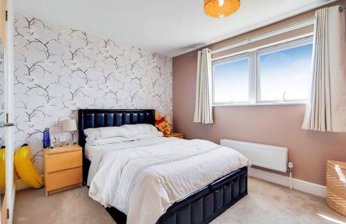 Modern 2 bed 2 bath with Balcony in Rayners lane Pinner Harrow near Wembley Greater London - Photo 3