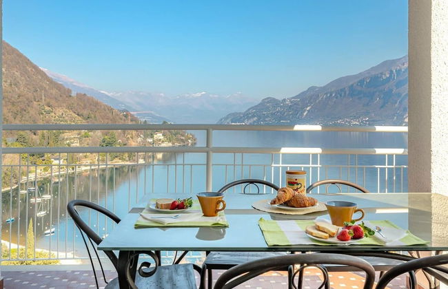 Charming 4-bed Apartment -lake Views & Balconies - Foto 1