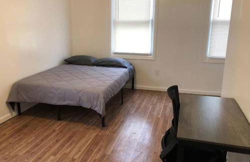 Private apartment with 3 bedrooms and 1 bathroom near Newark International Airport EWR and New York City, MetLife Stadium FIFA World Cup 20 minutes away - Photo 2