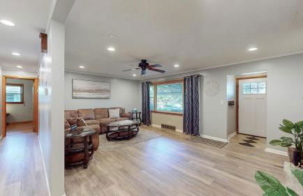 Sideline Sanctuary: Cozy Nights, Game Day Lights - Foto 1