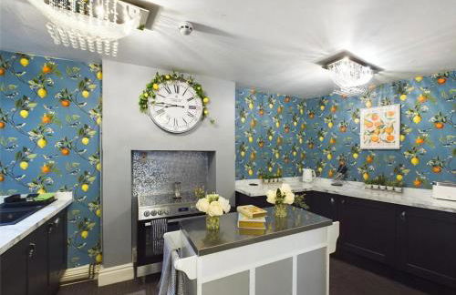 Montague House Town Centre sleeps up to 12 guests - Photo 5