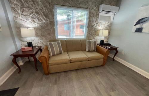 Dolphin Updated Cottage On River - 1 Mile to Beach Kitchen Washer Dryer - Foto 4