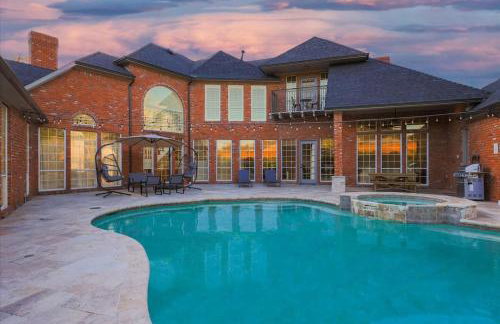 Gorgeous Vacation Home w Private Pool - Photo 1