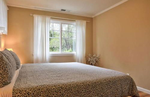 Spruce Beach Cottage - Walk to beach - Photo 20