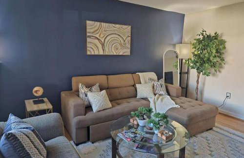 Book Now! 8-Min to Metro - King Bed- Old Town Central Retreat - Floyd's Freedom - - Foto 1