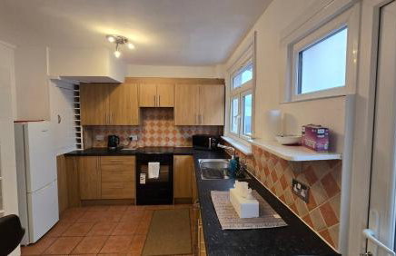 Cosy 3BDR Home With Free Parking In Harrow - Photo 2