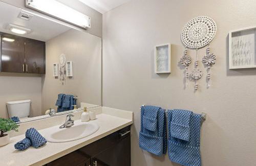 5-Star Irvine | Luxe 2BR w/ Pool, Gym & Parking - Foto 25