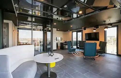 Modern Condo for 6 with Rooftop & Gym Near DT - Foto 20