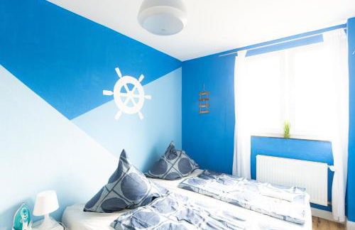 - Ocean Haven Deluxe with Coastal Charm - 2-Room Sea-Inspired Apartment 75 qm - Central Location - Elegant Nautical Design - Renovated in 2024 with TV & Netflix - Full Kitchen & Free Parking - Near Metro & Airport - King Beds - - Photo 2