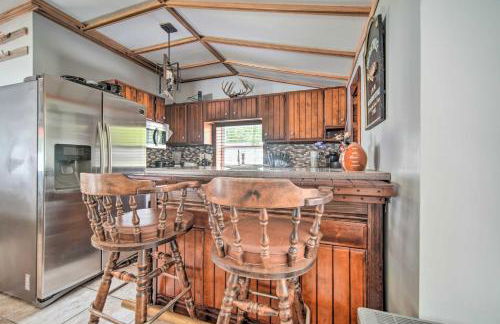 Jamestown Retreat with Hot Tub - Walk to Lake! - Foto 8