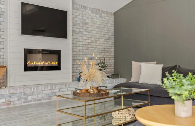 The Evergreen Escape by Avantstay Modern Cabin w Volleyball Court Hot Tub - Foto 6