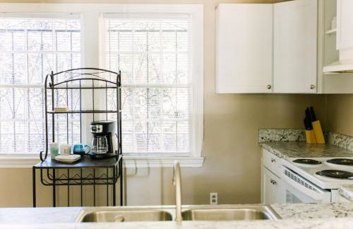 Cozy Downtown Gem Fully Equipped Free Parking - Photo 32