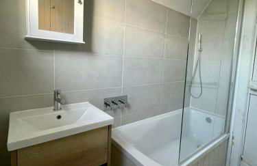 Cosy Coastal 2-Bedroom Cottage with Hot Tub and Log Burner - Foto 28