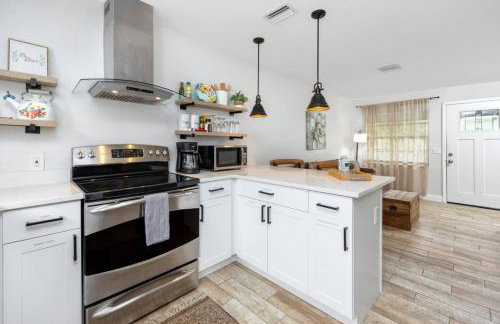 1 Block to Downtown - 7 min to beach - King bed & Free parking - Foto 13