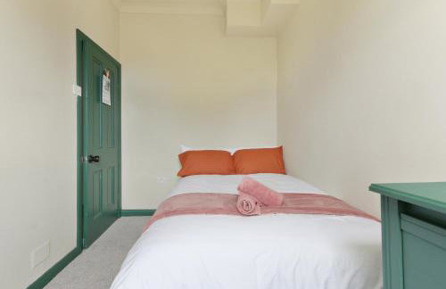 Home from Home 4 Bed - Ideal for Workers & Great for Groups, FREE Parking, Spacious, Pet Friendly Netflix - Foto 9