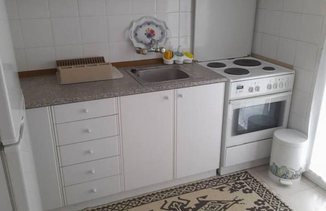 Impeccable 2-bed House in - Photo 8