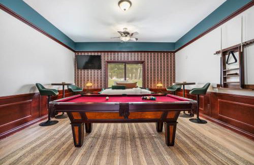 6BR Houghton Lake House with Indoor Pool, Hot Tub and Golf Simulator - Photo 3