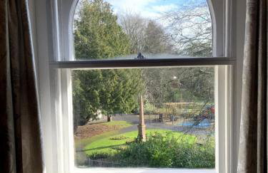 Large 2 bedroom town centre flat with free parking - Foto 18