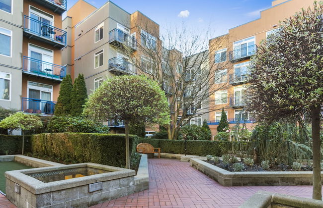 Corner Unit in the Middle of It All - Foto 15