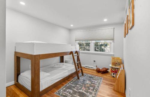 Family Walk to Craigville BeachBright 4BR Coastal Retreat - Foto 26