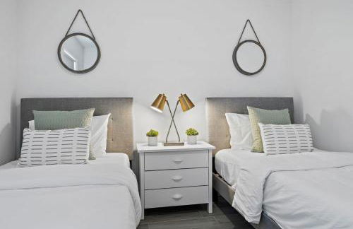 New! Few minutes to Downtown, 10 to the Beach! - Photo 3