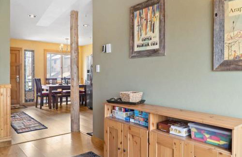 Cozy 2BR with Great Views Near Trails - Photo 12