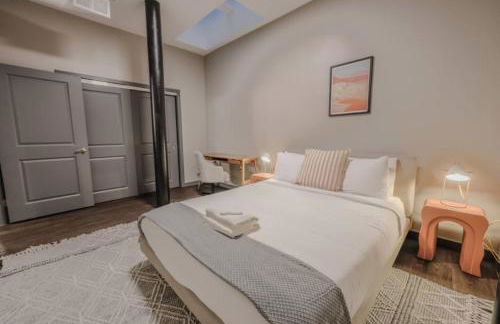 Chic Modern 2 bed Apartment with Exposed Brick - Foto 2