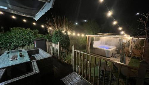 8min to City, Hot Tub House, Fire Pit, Free Parking - Photo 2, Garden, Garden view