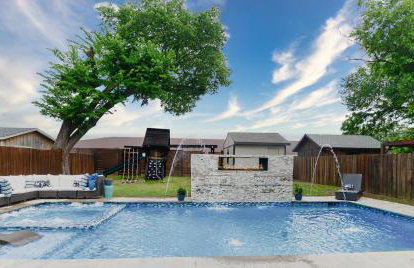 GORGEOUS 5-bd 4ba w Pool, Hot Tub, 2 kitchens, & Game Room Near Dallas Airports! - Foto 1