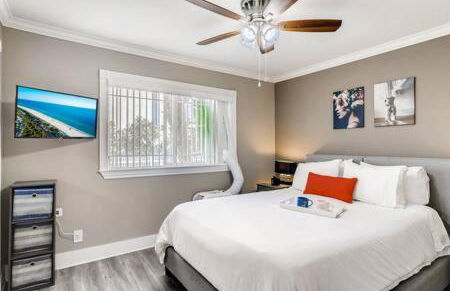 Awesome 3BR 2BTH 1 Block To Beach C2 - Photo 19