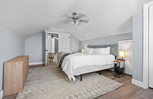 Main Street Balcony Apartment For up to 8 guests! - Foto 22