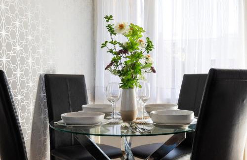 Clicketts - 3-Bedroom, Full Entire House, Sleeps 6 guests, Free wifi, Street Parking, Smart TV, Basildon, Essex London - Foto 26