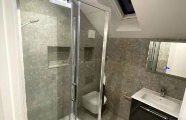 The Hughenden Home - Spacious 2BR Duplex with 2 Bathrooms & Free Secure Underground Parking in Central High Wycombe HP13, Sleeps 7 - Foto 10