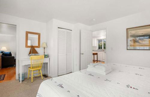 Stunning Home with Water Views - Foto 20