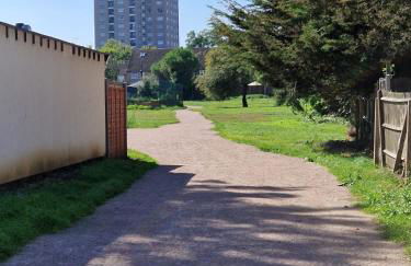 Lovely 4 bed house with patio & bbq - Photo 26