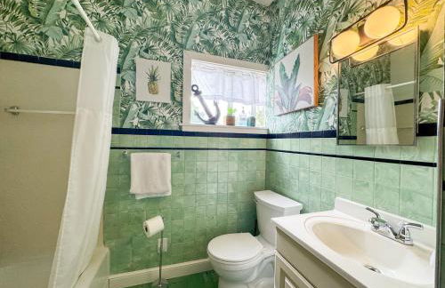 Mid-Century Modern Themed Home with Outdoor Hot Tub - Foto 12